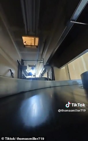 这个包在剪辑期间沿着一串传送带拍摄