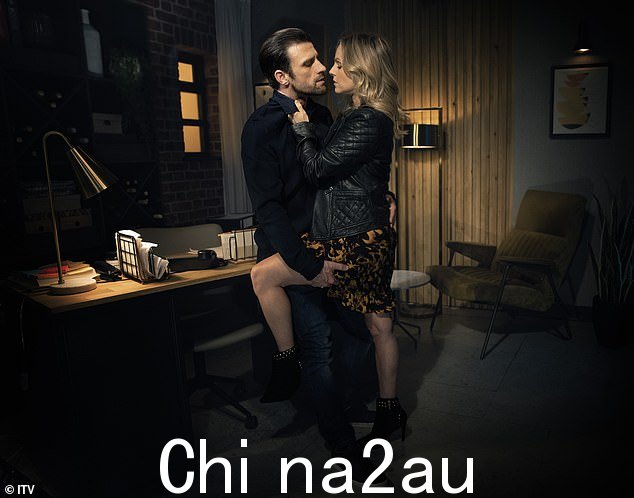 Steamy:已婚莎拉 (Tina O¿Brien) 发现很难抗拒坏男孩达蒙 (Ciaran Griffiths) 自从他到达 Weatherfield