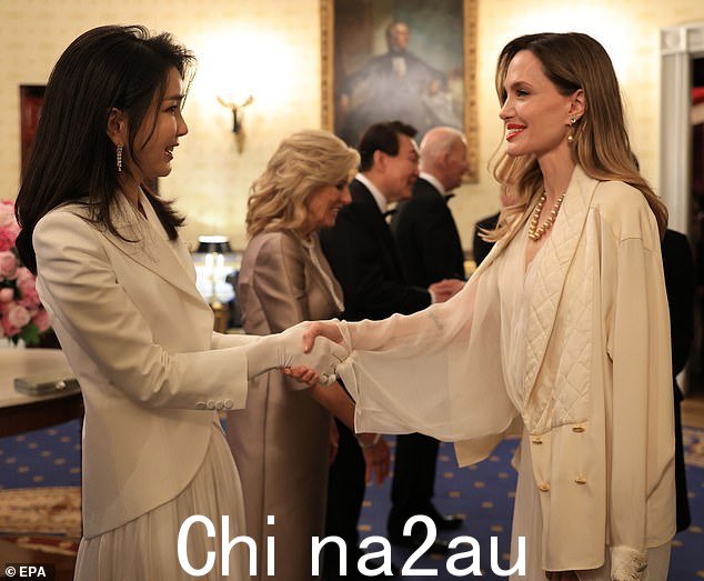 Meet n greet:韩国总统尹锡烈的夫人金健熙(左)会见美国女演员安吉丽娜
