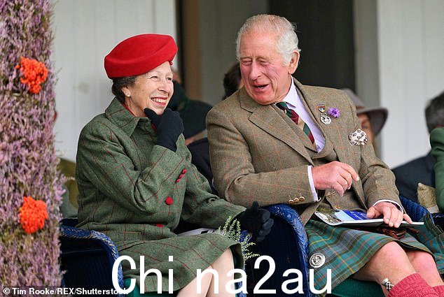 在采访中,王妃为英国君主制辩护,暗示王室不需要进一步“瘦身”。图为:查尔斯国王和安妮公主在他们母亲去世前一周在阿伯丁郡。作为新角色,安妮公主已成为新国王的重要红颜知己。这对兄弟姐妹在 9 月 3 日的高地运动会上合影,就在他们母亲去世前几天</p> <img id=