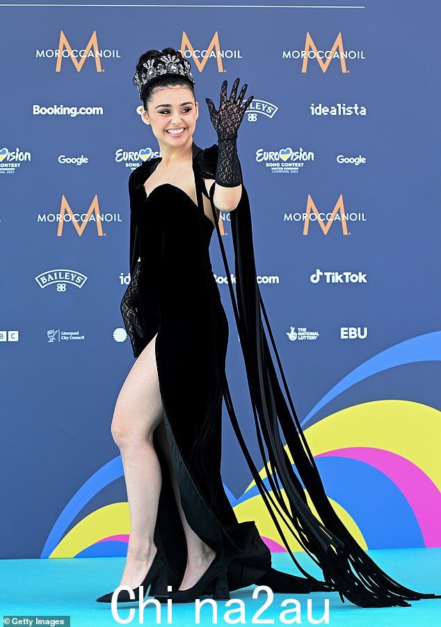 全明星:挪威演员 Alessandra 第一个到达地毯,参赛者在那里拍照并接受采访