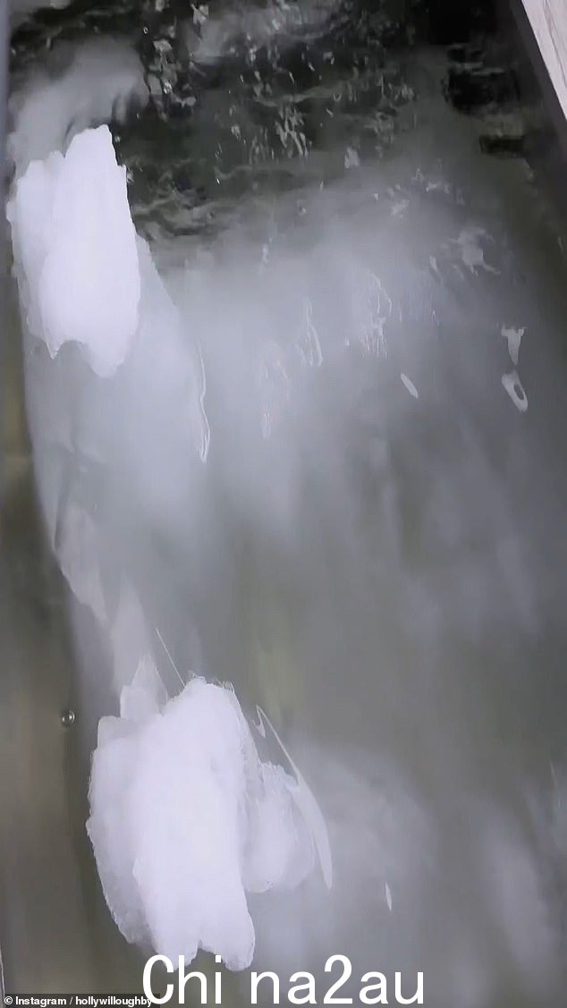 Ice:她在标题中写道:'好吧,让我们开始这段冰雪之旅吧!在与@iceman_hof 和整个#freezethefear 团队合作后,花了一年时间,但我终于为你做了你没有持续多久,但慢慢地建立起来对吗?'