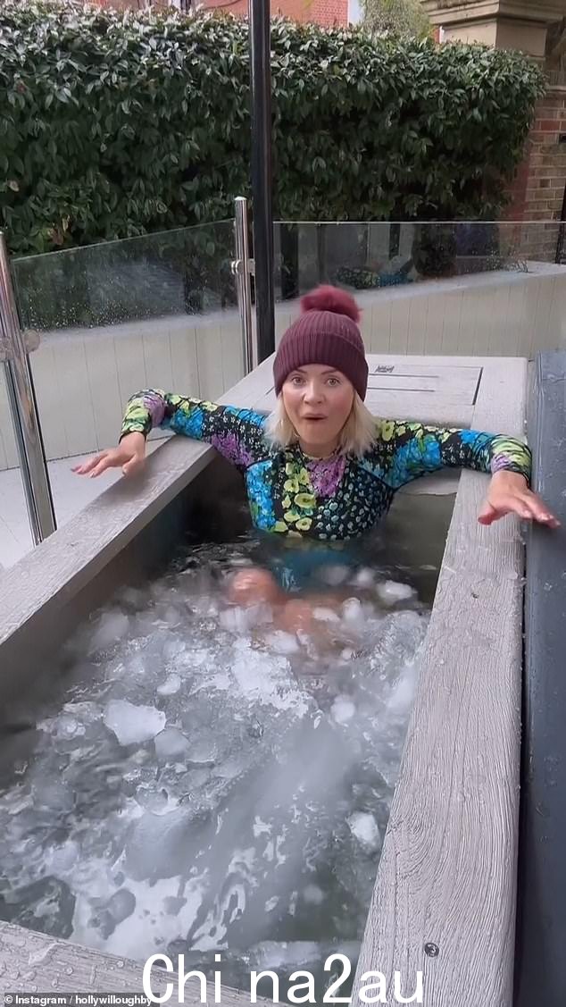 哇!霍莉·威洛比 (Holly Willoughby) 周一冒着冰冷的冰水浴,她宣称那是“极度寒冷!”