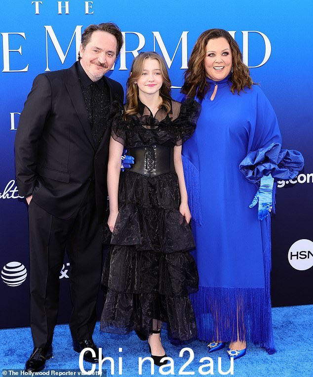 家庭之夜:周一晚上,梅丽莎·麦卡锡 (Melissa McCarthy) 在洛杉矶举行的小美人鱼全球首映式上身穿宝蓝色礼服,笑容满面;丈夫 Ben Falcone 和他们的女儿 Georgette 也加入了她的行列