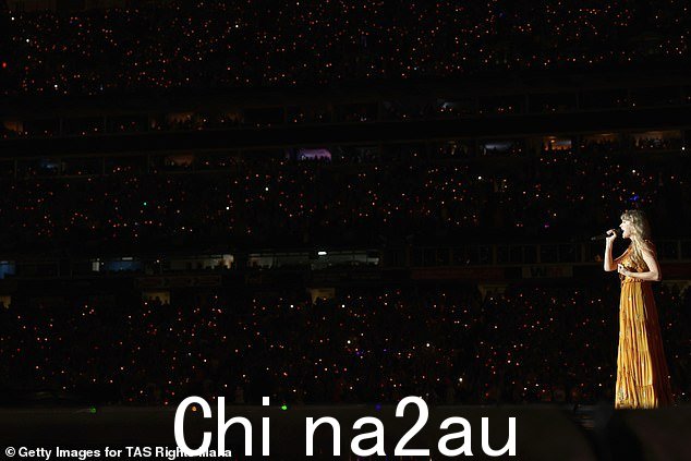 回应致敬:当坐在舞台上的钢琴前开始演唱下一首歌时,斯威夫特问售罄的人群,'你们想对我做什么?' per Billboard; seen on Sunday in Nashville