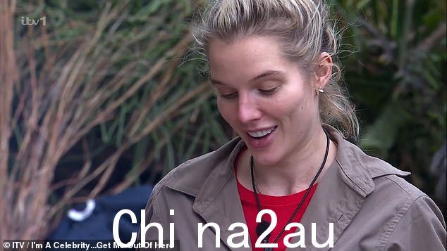 Helen Flanagan 说:'我已经两个星期没洗脸了,我从来没有见过鼻子上有这么多黑头!'她承认:“我觉得很脏”