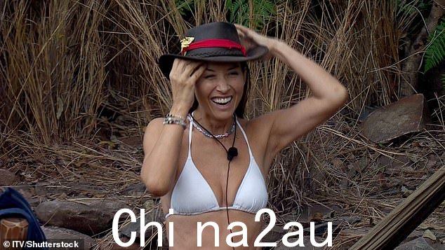 Stunner:Myleene 在剧集中披散了她的深褐色头发并戴上软呢帽,在丛林中漫步时咧嘴笑