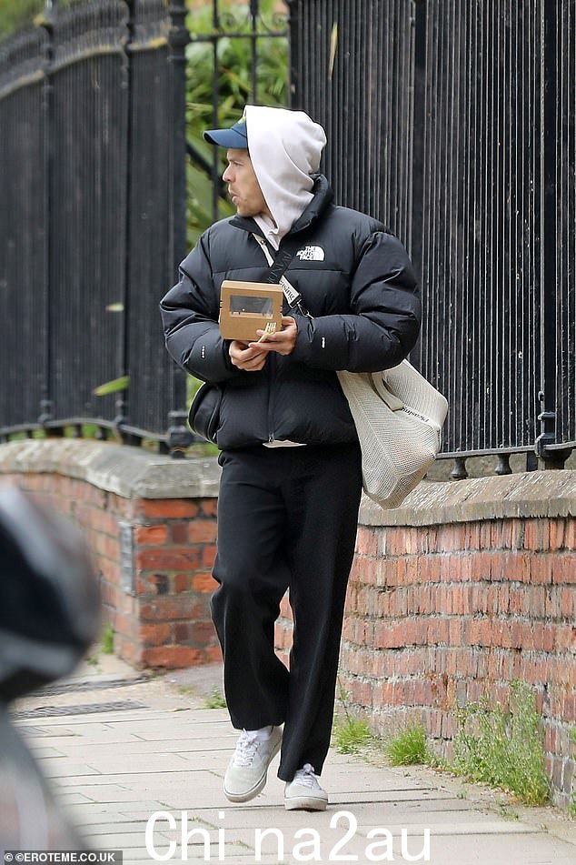 好吃! Harry 在郊区漫步时大口吃着外卖沙拉