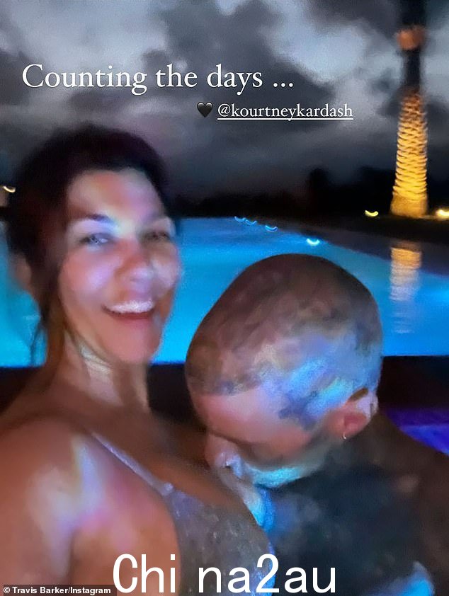 'Counting the days': Monday, Blink-182 鼓手 Travis Barker Travis Barker Instastoried 亲吻他的邻居变成第三任妻子 Kourtney Kardashian 的比基尼胸前的快照