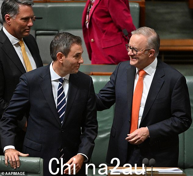 总理 Anthony Albanese 在他的预算演讲后拍了拍财政部长 Jim Chalmers 博士的背