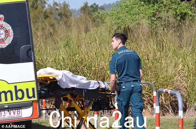 她在接受护理人员检查后被送往汤斯维尔大学医院(如图),但似乎没有受任何重伤