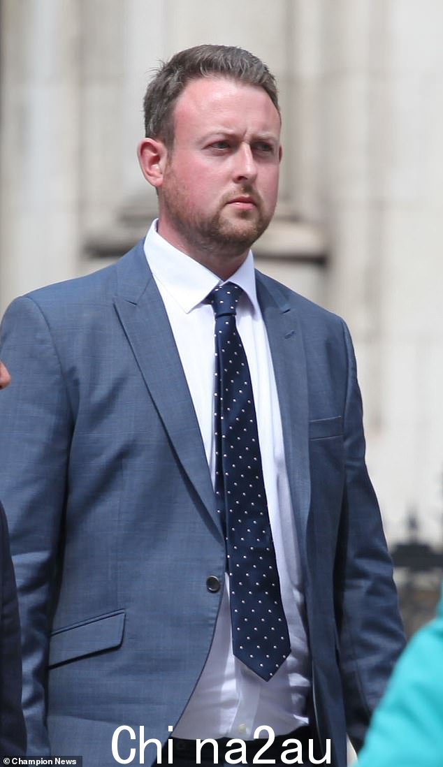 见习 PC Nicholas Barnes 作为缓刑人员被“解除”警察部队的职务