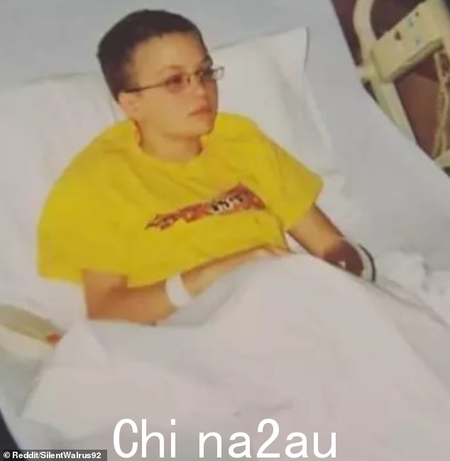 这位来自纳什维尔的 30 岁男子在 Reddit 上分享了他的故事,讲述了他如何在 12 岁时被诊断出患有罕见的脑瘤(如图)