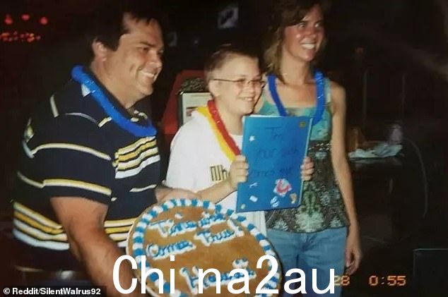 这名男子没有透露他的名字,他声称许愿基金会甚至实现了他的最后一个愿望,他的家人在夏威夷度假(如图)