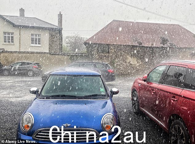 昨天在德文郡的 Doddiscombsleigh 一场雷雨给汽车带来了雨和冰雹