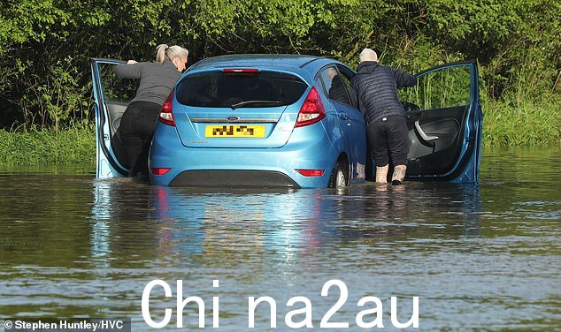 昨晚的大雨导致今天埃塞克斯的道路被洪水淹没,几辆车被困