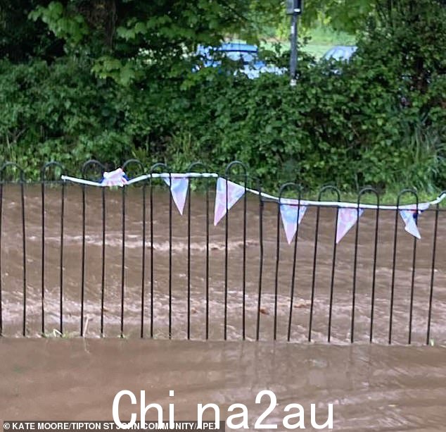 昨天英国部分地区遭遇雷电和大雨,蒂普顿圣约翰发生洪水