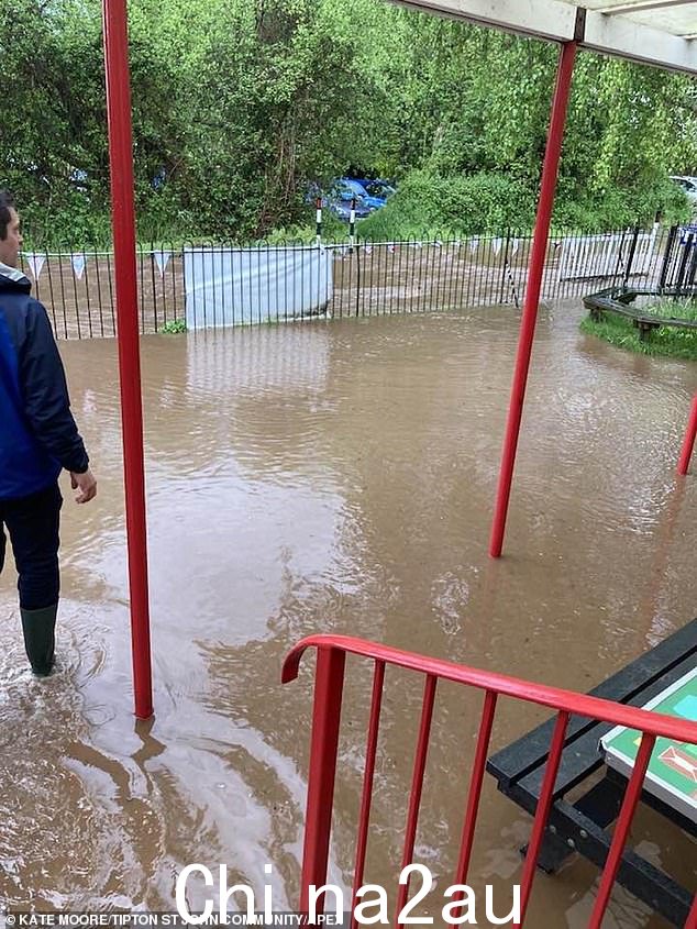 昨天德文郡的蒂普顿圣约翰小学因该地区遭受大雨而发生洪水