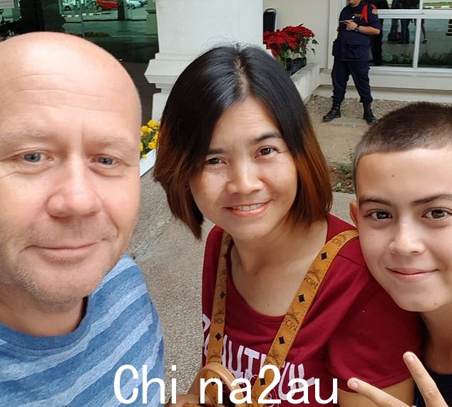 图:一张全家福,父亲 Steven Graham(左)、母亲 Ooy Taota(中)和 Woramet Ben Taota(右)