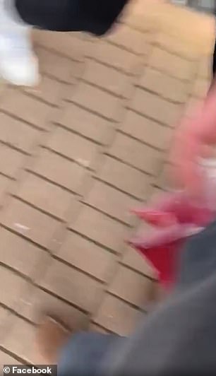 手机似乎在变性女人据称袭击拍摄者之前落在地上