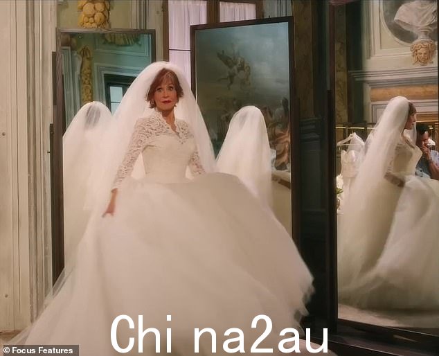 本周五将在美国/英国上映!在这部以意大利为背景的喜剧续集中,简将成为准新娘,她的角色酒店大亨维维安准备退休音乐推广人 Arthur (Don Johnson)