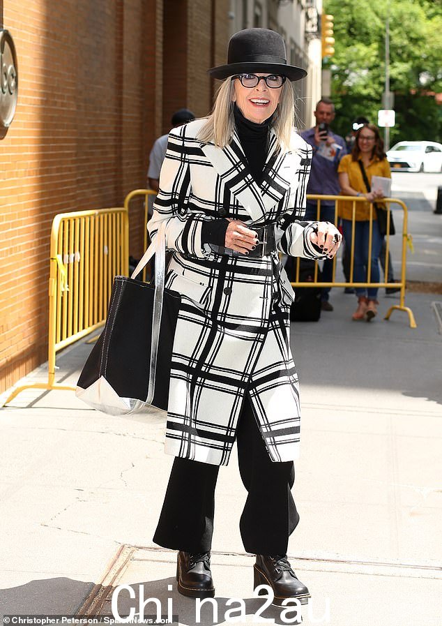 没有肉的闪烁! Fonda 和她的同组伙伴——奥斯卡奖得主黛安·基顿 (Diane Keaton) 一起展示了她古怪而保守的风格,她戴着黑色圆顶礼帽,穿着别致的黑白格子外套,搭配黑色高领毛衣和裤子” class=