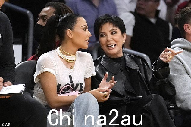 熊妈妈:Kim 的妈妈 Kris Jenner 也在比赛现场,对吧。这是洛杉矶湖人队和金州勇士队之间 NBA 篮球西部半决赛的第 4 场比赛