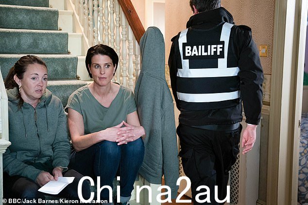 剧透:Stacey Slater 的财务困境在下周的 EastEnders 上看起来会变得更糟,因为她会收到法警的访问