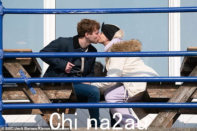 感人:在海滩上,这对夫妇对他们的未来心连心
