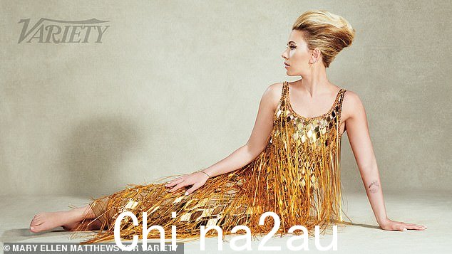 Glitz:穿着金色流苏礼服的美女
