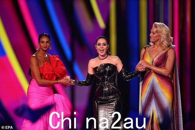 魅力四射:Alesha,44 岁,穿着亮粉色礼服,胸前饰有宽大的红色蝴蝶结,看起来光彩照人
