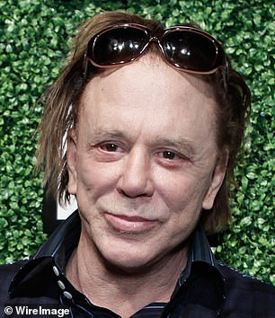 演员兼拳击手 Mickey Rourke(2012 年出演),70 岁,多年来也因批评家认为过度整形手术而受到抨击