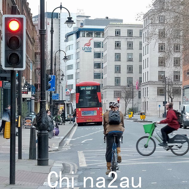 骑自行车:这位 37 岁的演员在伦敦市中心呼啸而过时在警察局附近闯红灯