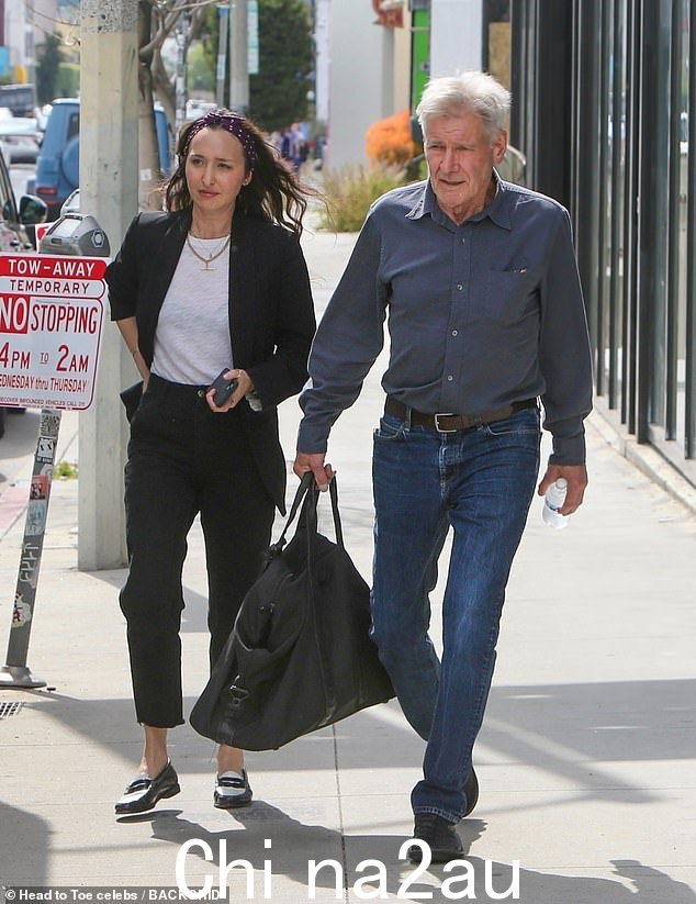 Harrison's look: Ford 穿着一件清爽的灰色正装衬衫,塞进深蓝色牛仔裤里,系一条棕色腰带,适合下午外出