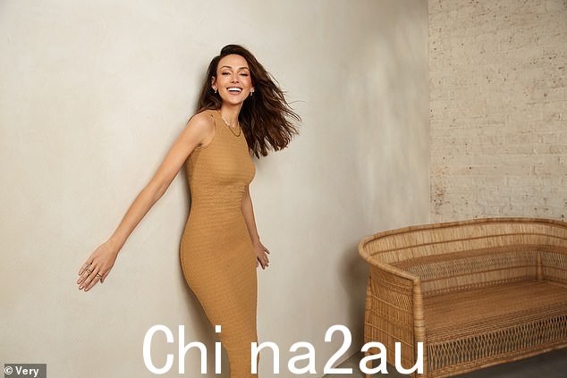 发表声明!该系列还包括一件紧身裸色中长连衣裙,米歇尔穿着它拍摄了更多华丽的照片