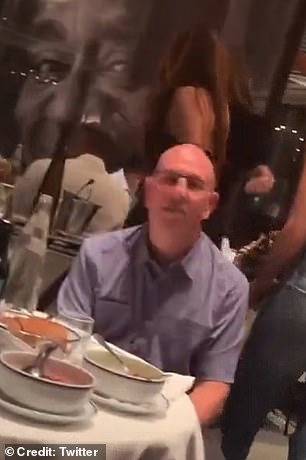 面对面:夜间的镜头显示一级方程式赛车迷夏奇拉向梅赛德斯车手致意