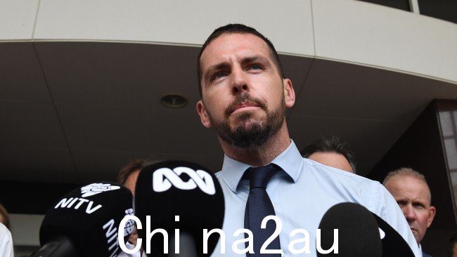 Zachary Rolfe 简短地向媒体发表了关于2022 年审判后法院的台阶。图片:图片:阿曼达帕金森。 sizes=