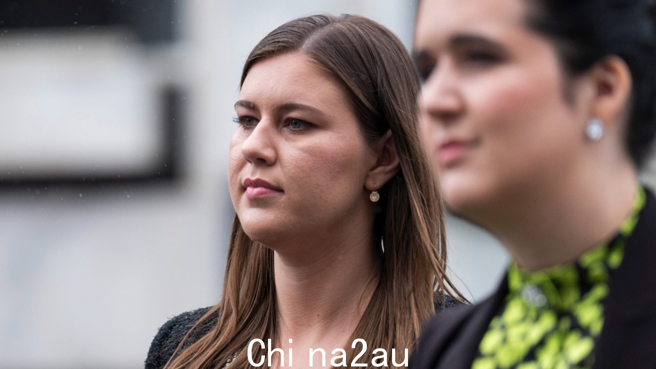 新证据发现DPP 与强奸案审判调查人员进行了接触” /><p>但他在周四再次承认,在阅读了提供给调查委员会的陈述后,这很可能是一个错误,而不是试图协助辩方的案件。</p>< p>“当时我正在研究一种累积效应,这引起了我的担忧,但自从我看到我目前的观点是它可能只是一团糟。”</p><p>在整个调查过程中Drumgold 先生还暗示警方“希望这次起诉失败”,并试图说服他不要起诉。</p><p>他周四表示,有“一系列问题”促成了他的相信警方故意破坏此案。</p><p>Drumgold 先生补充说,在与警方的第一次会面中,警官们表示他们希望“获得证据来反驳她(希金斯女士)的说法”。</p> <img class=