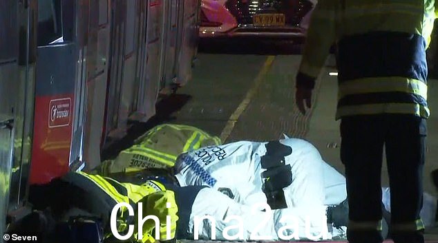 新南威尔士州警察和消防员疯狂地营救被困在电车车厢下的女孩,但她当场死亡