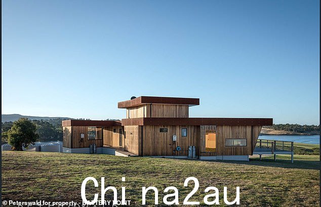 该岛距离 Triabunna 的基本服务和超市约 26 公里,距离 Sorrel(如图,岛上的家)约一个小时车程