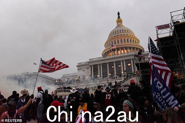 特朗普说他在 1 月 6 日赦免了许多骚乱者