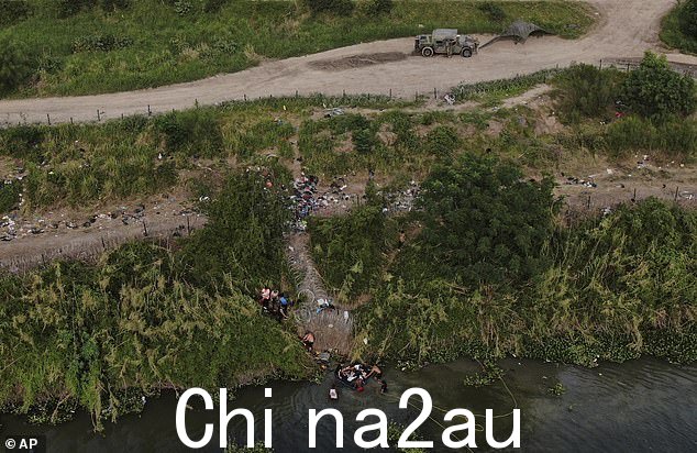 移民从墨西哥马塔莫罗斯穿过格兰德河进入美国