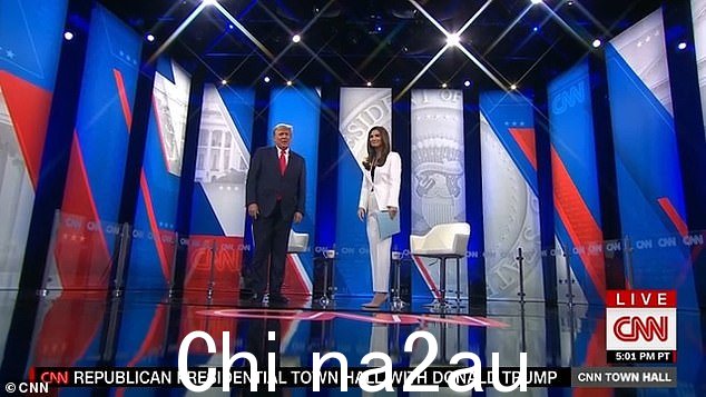 唐纳德特朗普和 CNN 的凯特兰柯林斯在市政厅的开头