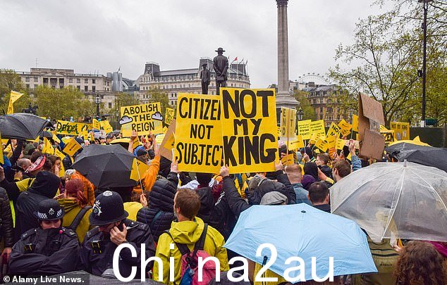 抗议者在上周末的加冕典礼上举着“不是我的国王”和“公民不是臣民”的标语牌