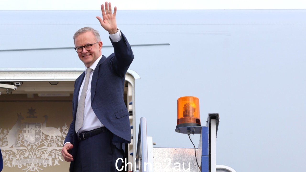 Ray Hadley 呼吁 PM在爱丽丝泉度过“五个多小时”” /><p>资深无线电广播员 Ray Hadley 以 1000 万美元的协议延长了与 2GB 的合同,该合同将持续到 2026 年底。</p><p>据周五透露,这位 68 岁的老人将继续为悉尼电台主持 Ray Hadley Morning Show 三年半。</p><p>Hadley,他也是一名2GB 节目 The Continuous Call Team 的创始成员,自从 20 年前接管上午时段以来,已经连续赢得 148 次调查。</p><img class=