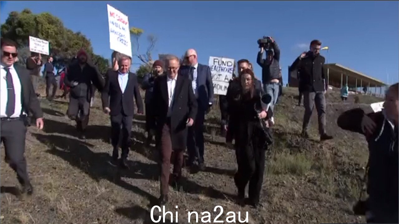 Albanese 在访问霍巴特期间被愤怒的当地人淹没
