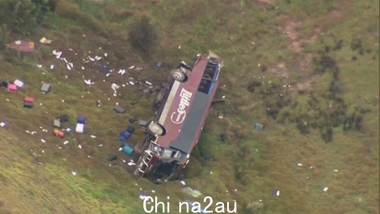 NSW 警方赶到现场周五下午在蓝山发生的两辆公共汽车相撞事故。图片：NCA Newswire / Gaye Gerard。 g_font-body-s