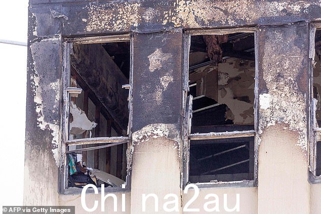2023 年 5 月 17 日惠灵顿 Newtown 郊区发生火灾后,Loafers Lodge 旅馆的窗户被烧毁