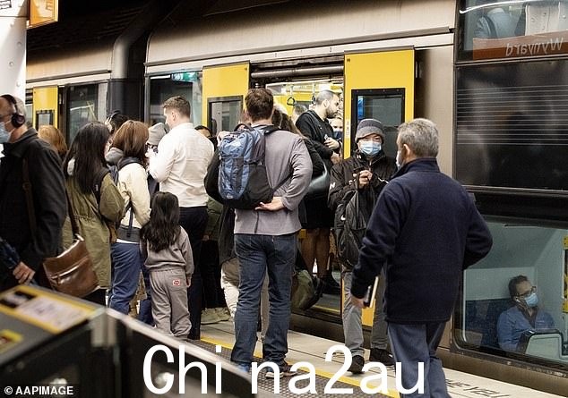 由于大量国际学生涌入,财政部预计 2022-23 年将有创纪录的 400,000 名海外净入境者,随后在 2023-24 年再增加 315,000 名(图中是悉尼的通勤者) Wynyard train station)