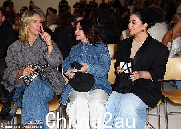 这三个人在一起聊天时看起来像是老朋友 图为:Phoebe、Mary 和 Martha Kalifatidis